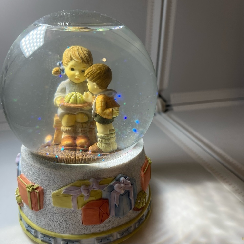Berta Hummel "birthday treat" Goebel 1999 Snowglobe - Picture 3 of 9